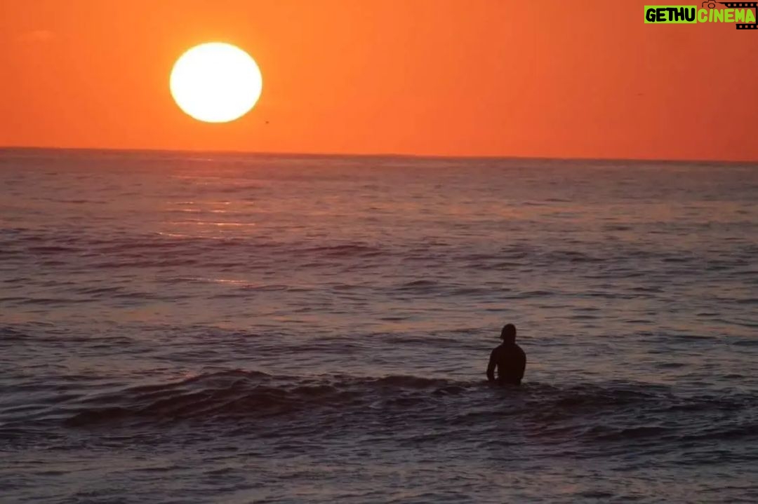 Ricardo Guedes Instagram - ✨️.. le soleil et les vagues ...✨️ * * * Só depende de nós para dar tudo certo 🤞