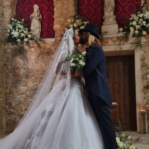 Ricardo Guedes Instagram - 🕊️... PEDRO & KELLY... 🕊️
*
*
Desde a primeira vez que vi a forma como o meu irmão olhava para a Kelly que percebi que ela era muito importante na vida dele. 
Foi com muito carinho e honra que recebi e aceitei o convite para ser o padrinho de casamento do Mano e da Kelly. 
Esta cerimónia  celebra esse olhar , que se tornou ainda mais forte, mais cúmplice mais apaixonado . 
Quem os conhece sabe que têm uma especie de código, uma linguagem própria . Que só eles entendem, mas que todos percebem, que é de companheirismo, de proteção e de união entre dois seres conectados pela força do Amor.

Hoje celebramos este Amor rodeados por quem nos ama e quem vos quer bem. 

É com muito carinho e alegria  que recebemos a Kelly e a sua família e amigos em nossas casas e em nossos corações.

Continem a se olhar dessa forma e a querer sempre o bem. 
Juntos nas dificuldades e na celebração. Que a vida vos sorria e a Luz vos ilumine vossos caminhos com paz e harmonia. 

Sejam felizes.

Padrinho Ricardo Guedes