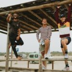 Ricardo Guedes Instagram - 🌏 ... road trip ... 🌍 * * * Recebi o convite da @denorteasagres para fazer esta surf trip com um grupo maravilhoso. As surpresas eram muitas e a animacao era garantida. Rolamos confortavelmente nas carrinhas da @vanbox.pt desde Lisboa até Sagres , passando pelas praias que dessem as melhores ondas 🌊 Mas a primeira surpresa Começou com um salto de paraquedas com a @skydive_fly4fun 😲 que nos elevou logo o espirito para o que ai vinha. As ondas estavam lá e nós tambem. Ficamos em spots inacreditaveis para acordar cedo e entrar logo no mar. Quando partíamos nao sabiamos o que nos esperava e as surpresas continuaram a surpreender. Fomos exprimentar @hovertrackportugall e saimos de lá a querer voltar a dar mais voltas á pista. Em sagres as ondas nao ajudaram, mas o sk8 park esteve ao rubro e as manobras deixaram umas marcas... mas se nao marca nao é sk8 😂👌 O importante é deixar os locais que visitamos mais limpos do que quando chegámos ♻ e que as nossas aventuras inspirem outros a visitar este nosso Portugal 🌍 @denorteasagres 🍻