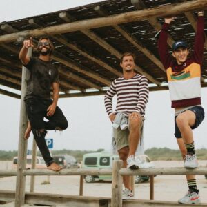 Ricardo Guedes Instagram - 🌏 ... road trip ... 🌍
*
*
*
Recebi o convite da @denorteasagres para fazer esta surf trip com um grupo maravilhoso.
As surpresas eram muitas e a animacao era garantida.
Rolamos confortavelmente nas carrinhas da @vanbox.pt desde Lisboa até Sagres , passando pelas praias que dessem  as melhores ondas 🌊
Mas a primeira surpresa Começou com um salto de paraquedas com a @skydive_fly4fun 😲 que nos elevou logo o espirito para o que ai vinha.
As ondas estavam lá e nós tambem. Ficamos em spots inacreditaveis para acordar cedo e entrar logo no mar.
Quando partíamos nao sabiamos o que nos esperava e as surpresas continuaram a surpreender.
Fomos exprimentar @hovertrackportugall e saimos de lá a querer voltar a dar mais voltas á pista.
Em sagres as ondas nao ajudaram, mas o sk8 park esteve ao rubro e as manobras deixaram umas marcas... mas se nao marca nao é sk8
 😂👌
O importante é deixar os locais que visitamos mais limpos do que quando chegámos ♻ e que as nossas aventuras inspirem outros a visitar este nosso Portugal 🌍 @denorteasagres 🍻