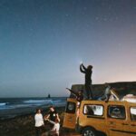 Ricardo Guedes Instagram - 🌏 ... road trip ... 🌍 * * * Recebi o convite da @denorteasagres para fazer esta surf trip com um grupo maravilhoso. As surpresas eram muitas e a animacao era garantida. Rolamos confortavelmente nas carrinhas da @vanbox.pt desde Lisboa até Sagres , passando pelas praias que dessem as melhores ondas 🌊 Mas a primeira surpresa Começou com um salto de paraquedas com a @skydive_fly4fun 😲 que nos elevou logo o espirito para o que ai vinha. As ondas estavam lá e nós tambem. Ficamos em spots inacreditaveis para acordar cedo e entrar logo no mar. Quando partíamos nao sabiamos o que nos esperava e as surpresas continuaram a surpreender. Fomos exprimentar @hovertrackportugall e saimos de lá a querer voltar a dar mais voltas á pista. Em sagres as ondas nao ajudaram, mas o sk8 park esteve ao rubro e as manobras deixaram umas marcas... mas se nao marca nao é sk8 😂👌 O importante é deixar os locais que visitamos mais limpos do que quando chegámos ♻ e que as nossas aventuras inspirem outros a visitar este nosso Portugal 🌍 @denorteasagres 🍻