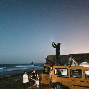 Ricardo Guedes Instagram - 🌏 ... road trip ... 🌍
*
*
*
Recebi o convite da @denorteasagres para fazer esta surf trip com um grupo maravilhoso.
As surpresas eram muitas e a animacao era garantida.
Rolamos confortavelmente nas carrinhas da @vanbox.pt desde Lisboa até Sagres , passando pelas praias que dessem  as melhores ondas 🌊
Mas a primeira surpresa Começou com um salto de paraquedas com a @skydive_fly4fun 😲 que nos elevou logo o espirito para o que ai vinha.
As ondas estavam lá e nós tambem. Ficamos em spots inacreditaveis para acordar cedo e entrar logo no mar.
Quando partíamos nao sabiamos o que nos esperava e as surpresas continuaram a surpreender.
Fomos exprimentar @hovertrackportugall e saimos de lá a querer voltar a dar mais voltas á pista.
Em sagres as ondas nao ajudaram, mas o sk8 park esteve ao rubro e as manobras deixaram umas marcas... mas se nao marca nao é sk8
 😂👌
O importante é deixar os locais que visitamos mais limpos do que quando chegámos ♻ e que as nossas aventuras inspirem outros a visitar este nosso Portugal 🌍 @denorteasagres 🍻