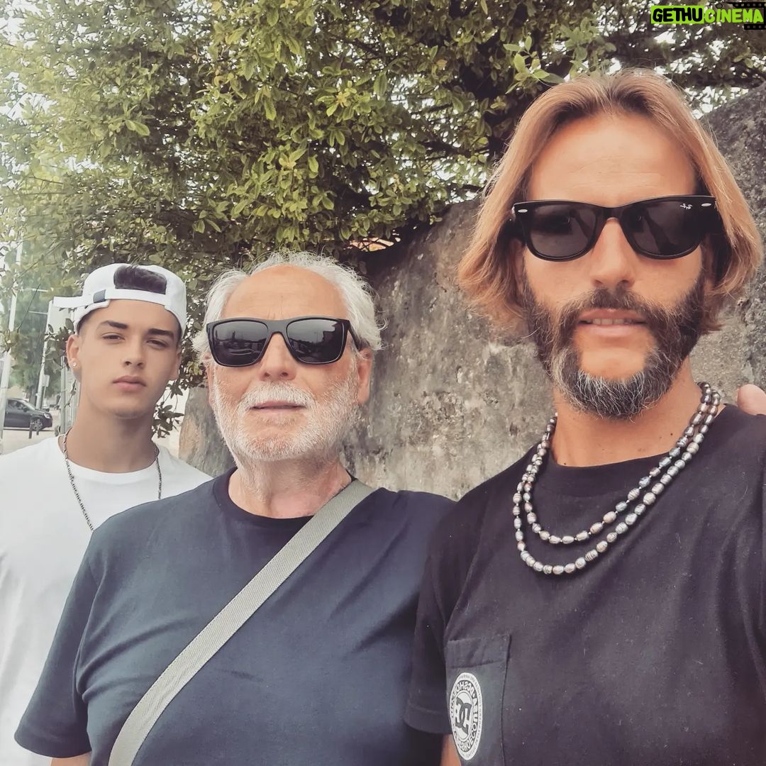 Ricardo Guedes Instagram - 💫... Generations... 💫 * * * Carrego o brilho de um presente embrulhado com amor e carinho. * 🤍