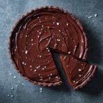 Ricardo Larrivée Instagram - Le chocolat se marie à merveille avec d’autres saveurs gourmandes, telles qu’amande, agrume, noix de coco, caramel et menthe, pour offrir d’envoûtants desserts. Découvrez tous ces délicieux combos dans le dernier magazine en kiosque (p. 90), aussi disponible pour les abonné·e·s du magazine sur notre site Web. 🍫 Lien dans le profil (@ricardocuisine) pour en savoir plus sur nos offres d'abonnement.