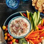 Ricardo Larrivée Instagram - Pour la plus grande soirée sportive de l’année, on a besoin de quelque chose à grignoter. En collaboration avec @oikos_canada , on vous propose trois recettes contenant du yogourt grec à manger sur le divan, pendant la finale de la ligue de football américain. 📷 : Trempette à l’aneth et aux oignons aigres-doux / Pizzas au bœuf et au poivron / Doigts de poulet frits, sauce aux épices et à l’harissa Lien dans le profil (@ricardocuisine) pour lire l’article.