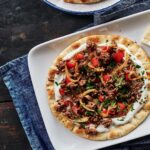 Ricardo Larrivée Instagram - Pour la plus grande soirée sportive de l’année, on a besoin de quelque chose à grignoter. En collaboration avec @oikos_canada , on vous propose trois recettes contenant du yogourt grec à manger sur le divan, pendant la finale de la ligue de football américain. 📷 : Trempette à l’aneth et aux oignons aigres-doux / Pizzas au bœuf et au poivron / Doigts de poulet frits, sauce aux épices et à l’harissa Lien dans le profil (@ricardocuisine) pour lire l’article.