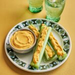 Ricardo Larrivée Instagram – Qui ici a un péché mignon pour les céleris avec du fromage à tartiner? 😏

On a la recette pour vous. Lien dans le profil (@ricardocuisine).