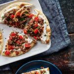 Ricardo Larrivée Instagram - Pour la plus grande soirée sportive de l’année, on a besoin de quelque chose à grignoter. En collaboration avec @oikos_canada , on vous propose trois recettes contenant du yogourt grec à manger sur le divan, pendant la finale de la ligue de football américain. 📷 : Trempette à l’aneth et aux oignons aigres-doux / Pizzas au bœuf et au poivron / Doigts de poulet frits, sauce aux épices et à l’harissa Lien dans le profil (@ricardocuisine) pour lire l’article.
