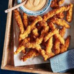 Ricardo Larrivée Instagram - Pour la plus grande soirée sportive de l’année, on a besoin de quelque chose à grignoter. En collaboration avec @oikos_canada , on vous propose trois recettes contenant du yogourt grec à manger sur le divan, pendant la finale de la ligue de football américain. 📷 : Trempette à l’aneth et aux oignons aigres-doux / Pizzas au bœuf et au poivron / Doigts de poulet frits, sauce aux épices et à l’harissa Lien dans le profil (@ricardocuisine) pour lire l’article.