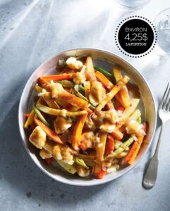 Ricardo Larrivée Instagram - En vue de la semaine de la poutine qui débute demain, on la célèbre avec une touche un peu plus saine, mais surtout à petit prix! Notre recette de poutine aux légumes est parfaite pour un souper de semaine qui plaira à toute la famille. 🍟💚 Lien dans le profil (@ricardocuisine) pour voir la recette.