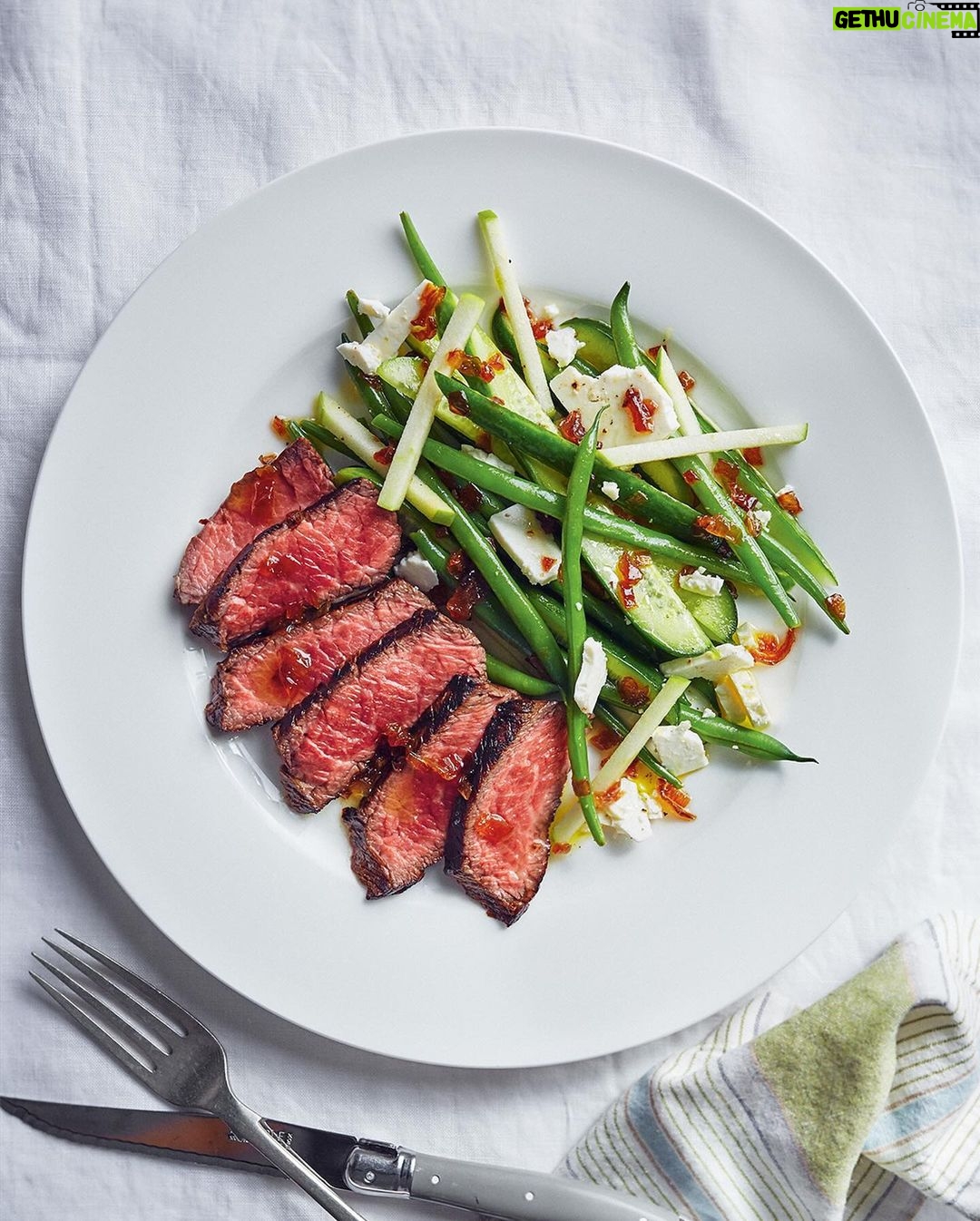 Ricardo Larrivée Instagram - On commence la semaine du bon pied avec des saveurs végétariennes, et on la termine avec une recette qui plaira assurément à toute la famille. En route pour une semaine gourmande ! 🌱🍽️ 🍽️: Saumon laqué au gingembre, bok choy et carottes / Salade de betteraves à la pomme et aux canneberges / Pâtes au poulet et au miso / Bœuf grillé et salade de haricots aux oignons caramélisés / Poutine au tofu à la plaque, sauce aux poivrons Lien dans le profil (@ricardocuisine) pour voir le menu. _______ We start the week on the right foot with vegetarian flavors, and we end it with a recipe that will undoubtedly please the whole family. Here’s to a delicious week ahead! 🌱🍽️ 🍽️: Ginger-Glazed Salmon with Bok Choy and Carrots / Beet, Apple and Cranberry Salad / Chicken and Miso Pasta / Grilled Beef with Green Bean Salad and Onion Dressing / Sheet-Pan Poutine with Tofu and Red Pepper Sauce Link in the profile (@ricardocuisine) to view the menu.