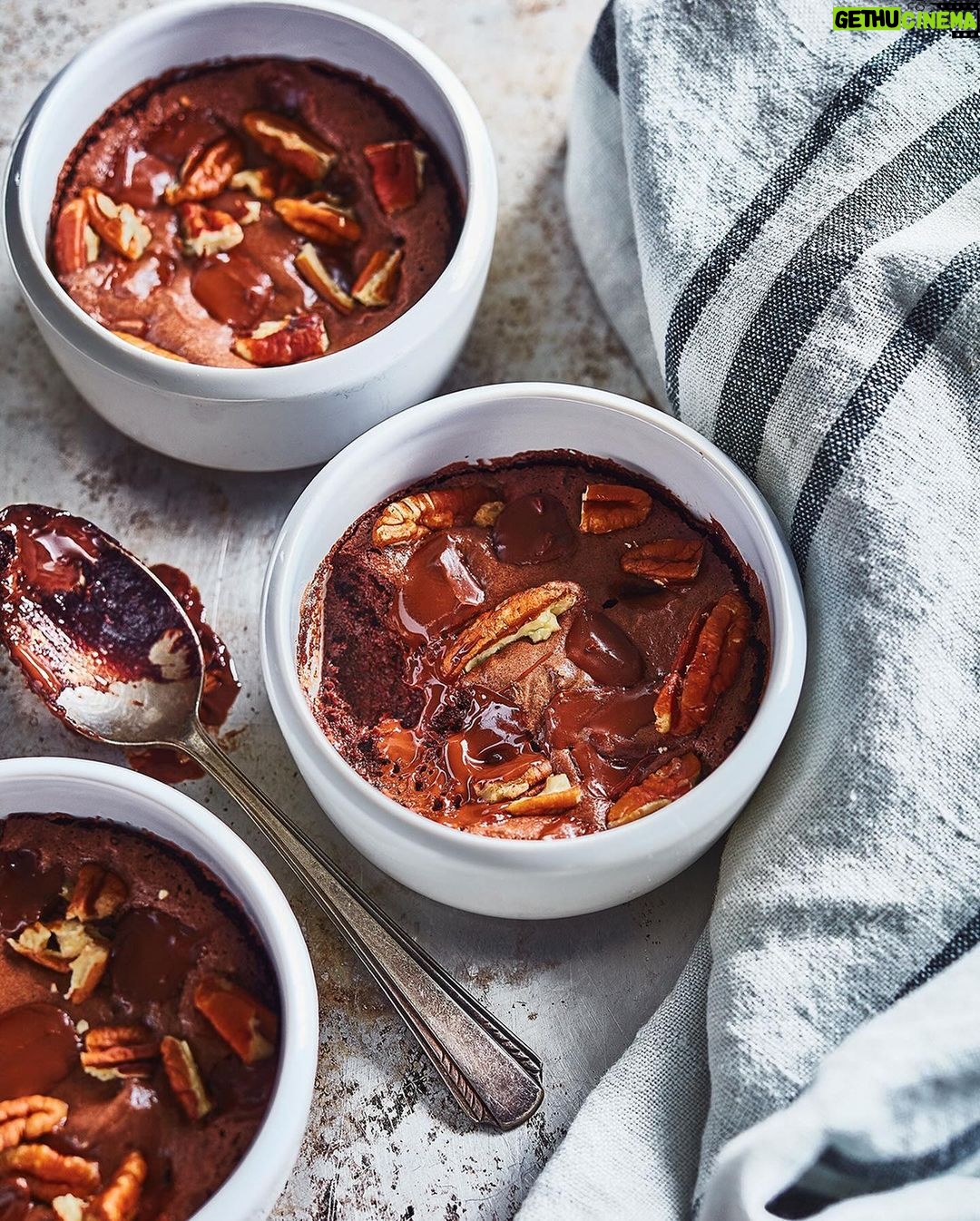 Ricardo Larrivée - 634 Likes - Ce dimanche, on se fait plaisir avec ces 10 desserts rapides pour apaiser notre dent sucrée et réconforter notre journée ! 🍮😋
📷: Pouding chômeur dans une tasse / Brownies réduits en gras / Gâteau moelleux au chocolat dans une tasse
Lien dans le profil (@ricardocuisine) pour lire l’article.
_______
This Sunday, we treat ourselves to these 10 quick desserts to satisfy our sweet tooth and comfort our days! 🍮😋
📷: Sticky Toffee Pudding in a Cup / Low-Fat Brownies / Moist Chocolate Cake in a Cup
Link in the profile (@ricardocuisine) to read the article.