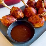 Ricardo Larrivée Instagram - Des pilons de poulet «lollipop», c’est tout ce qu’on veut grignoter en regardant un match sportif devant la télé. Découvrez comment cuisiner cette recette, en collaboration avec @alimentsqc et Conseil québécois de la transformation de la volaille. 📷 : Pilons de poulet «lollipop» Lien dans le profil (@ricardocuisine) pour la recette.