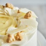 Ricardo Larrivée Instagram – Pour un anniversaire ou pour toute autre occasion spéciale, découvrez notre gâteau au citron offert dans nos trois restaurants Café RICARDO! Ce délicieux dessert à la vanille est imbibé d’un sirop au citron, garni au centre de chantilly au chocolat blanc, de crème au citron et d’un crumble de lait aux biscuits Graham. 🍋🍰

Lien dans le profil (@ricardoboutiqueresto) pour commander.