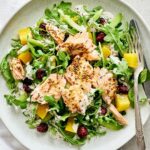 Ricardo Larrivée Instagram – L’hiver, on cherche toujours des façons d’économiser de l’énergie. Et ça commence en cuisine! En collaboration avec @hiloenergie, voici 10 recettes qui prennent 10 minutes ou moins de cuisson. Une belle façon collective de réduire sa consommation d’électricité dans cette pièce centrale.

📷 : Salade de roquette à la truite et aux betteraves jaunes / Raviolis au pesto de kale / Morue poêlée, couscous au pesto et au pamplemousse / Salade panzanella aux légumineuses et au poulet / Sauté d’aubergines, de tofu et de concombres à l’arachide

Lien dans le profil (@ricardocuisine) pour lire l’article.