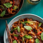 Ricardo Larrivée Instagram - Saveurs thaïlandaises au menu ce soir! Cette recette, présentée par @marcheskimphat, s’inspire des fameuses drunken noodles avec ses nouilles de riz généreusement imbibées de sauce sucrée, salée et sirupeuse. Facile à faire, on l’ajoute à notre répertoire pour tous les soirs où on se fait poser la question: «Qu’est-ce qu’on mange?» 📷 : Nouilles de riz au porc et aux légumes Lien dans le profil (@ricardocuisine) pour la recette.