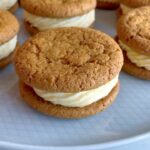 Ricardo Larrivée Instagram - Entre deux biscuits moelleux au gingembre, on se régale avec cette recette de sandwichs à la mousse de clémentine! Un dessert léger qui est facile à réaliser et tellement réjouissant.🍊 Retrouvez la recette de ce délicieux dessert dans le dernier magazine en kiosque (p. 128), également disponible pour les abonné.e.s du magazine sur notre site Web. Lien dans le profil (@ricardocuisine) pour voir la recette.