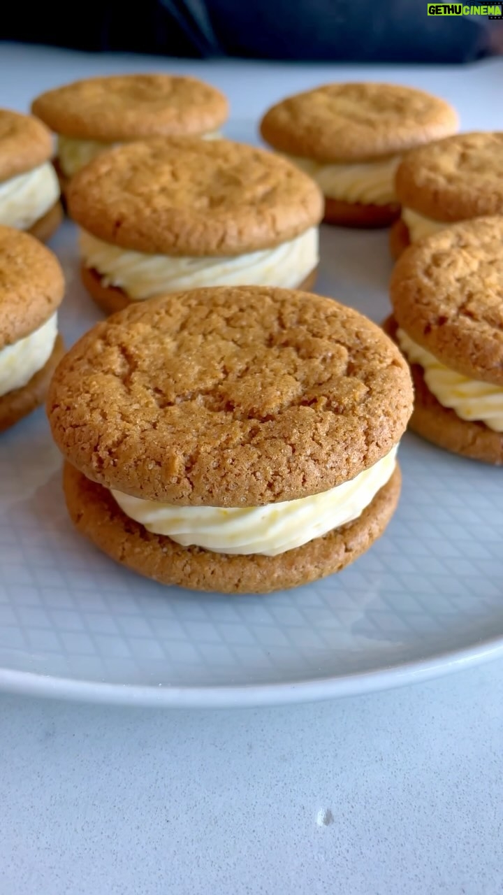 Ricardo Larrivée Instagram - Entre deux biscuits moelleux au gingembre, on se régale avec cette recette de sandwichs à la mousse de clémentine! Un dessert léger qui est facile à réaliser et tellement réjouissant.🍊 Retrouvez la recette de ce délicieux dessert dans le dernier magazine en kiosque (p. 128), également disponible pour les abonné.e.s du magazine sur notre site Web. Lien dans le profil (@ricardocuisine) pour voir la recette.