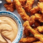 Ricardo Larrivée Instagram - Pour la plus grande soirée sportive de l’année, on a besoin de quelque chose à grignoter. En collaboration avec @oikos_canada , on vous propose trois recettes contenant du yogourt grec à manger sur le divan, pendant la finale de la ligue de football américain. 📷 : Trempette à l’aneth et aux oignons aigres-doux / Pizzas au bœuf et au poivron / Doigts de poulet frits, sauce aux épices et à l’harissa Lien dans le profil (@ricardocuisine) pour lire l’article.