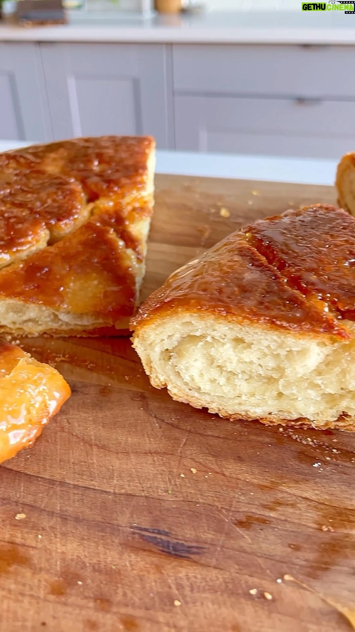 Ricardo Larrivée - 1.1K Likes - Qui aurait cru que la recette du bonheur était aussi simple? Un « petit peu » de beurre, du sucre, de l’amour et une gang avec qui le partager, le kouign-amann est la recette parfaite pour rendre tout le monde heureux. 🥐✨
Le kouign-amann est une pâtisserie traditionnelle de la cuisine bretonne. Retrouvez la recette de ce délicieux dessert dans le dernier magazine en kiosque (p. 105), également disponible pour les abonné.e.s du magazine sur notre site Web. Lien dans le profil (@ricardocuisine) pour voir la recette.