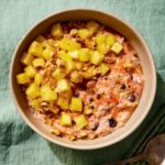 Ricardo Larrivée Instagram - Pour bien commencer la journée, on prépare un gruau à la saveur de gâteau aux carottes. En plus de nous fournir de l’énergie, il nous permet d’en économiser dans la maison puisqu’il ne demande pas de cuisson. Une recette présentée par @hiloenergie qui promet une matinée pimpante. 📷 : Gruau sans cuisson à la saveur de gâteau aux carottes (overnight oats) Lien dans le profil (@ricardocuisine) pour la recette.