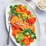 Ricardo Larrivée Instagram - On commence la semaine du bon pied avec des saveurs végétariennes, et on la termine avec une recette qui plaira assurément à toute la famille. En route pour une semaine gourmande ! 🌱🍽️ 🍽️: Saumon laqué au gingembre, bok choy et carottes / Salade de betteraves à la pomme et aux canneberges / Pâtes au poulet et au miso / Bœuf grillé et salade de haricots aux oignons caramélisés / Poutine au tofu à la plaque, sauce aux poivrons Lien dans le profil (@ricardocuisine) pour voir le menu. _______ We start the week on the right foot with vegetarian flavors, and we end it with a recipe that will undoubtedly please the whole family. Here’s to a delicious week ahead! 🌱🍽️ 🍽️: Ginger-Glazed Salmon with Bok Choy and Carrots / Beet, Apple and Cranberry Salad / Chicken and Miso Pasta / Grilled Beef with Green Bean Salad and Onion Dressing / Sheet-Pan Poutine with Tofu and Red Pepper Sauce Link in the profile (@ricardocuisine) to view the menu.