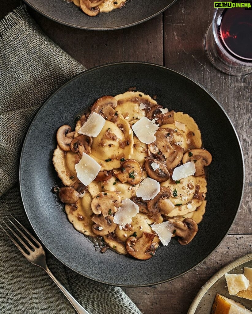 Ricardo Larrivée Instagram - Avec nos raviolis au boeuf braisé et champignons RICARDO, c’est facile de concocter un repas chic et réconfortant pour vos soupers! Dans cette recette, il suffit de cuire les pâtes fraîches dans l’eau 3 minutes, puis de les enrober d’une généreuse sauce au vin rouge agrémentée de champignons et le tour est joué. Découvrez-les en exclusivité chez IGA dans la section du prêt-à-manger. 🍄🍝 Lien dans le profil (@ricardocuisine) pour la recette complète. _______ With our RICARDO Braised Beef & Mushroom Ravioli, it’s easy to put together a chic and comforting dinner! Just cook the fresh pasta in boiling water for 3 minutes, then coat it in a generous mushroom and red wine sauce and you’re done! Find it exclusively at IGA stores in the ready-to-eat section. 🍄🍝 Link in the profile (@ricardocuisine) for the complete recipe.
