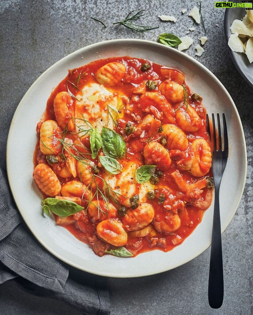 Ricardo Larrivée Instagram - Des soupers de semaine sans stress commencent par moins de vaisselle! Et oui, on applique la méthode tout-en-un avec cette recette de gnocchis à la sauce tomate, aux saucisses et au fenouil. Tous les ingrédients cuisent dans une seule poêle ou une casserole, c’est simple et tout aussi savoureux! 📷: Gnocchis à la sauce tomate, aux saucisses et au fenouil tout-en-un Lien dans le profil (@ricardocuisine) pour la recette complète et 14 autres idées de repas tout-en-un. _______ Stress-free weeknight dinners start with fewer dishes! Yes, we follow the all-in-one method with this recipe for Gnocchi with Sausage, Fennel and Tomato Sauce. All the ingredients cook in a single pan or pot, making it simple and just as delicious! 📷: One-Pot Gnocchi with Sausage, Fennel and Tomato Sauce Link in the profile (@ricardocuisine) for the recipe and 14 other one-pot meal ideas.