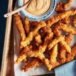 Ricardo Larrivée Instagram – Des doigts de poulet frits, c’est ce qu’il nous faut pour regarder la finale de la ligue de football américain, à la télévision. Dans cette recette, en collaboration avec @oikos_canada, la panure contient une préparation de yogourt 11% et d’harissa qui les rend encore plus croustillants.

📷 : Doigts de poulet frits, sauce aux épices et à l’harissa

Lien dans le profil (@ricardocuisine) pour la recette.