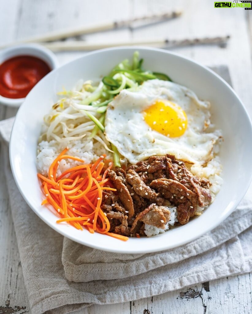 Ricardo Larrivée Instagram - Pour des idées de repas de semaine à moins de 5$ la portion, faciles et rapides à cuisiner, laissez-vous inspirer par le thème Valeurs Sûres, présenté par @igaqc. 📷: Bibimbap (bol coréen de riz, de légumes, d’oeuf et de boeuf) Lien dans le profil (@ricardocuisine) pour les recettes. ________ For ideas for weekday meals under $5 per serving, easy and quick to cook, let yourself be inspired by our Sure Value theme, presented by @igaqc. 📷: Bibimbap (Korean Rice, Vegetable, Egg and Beef Bowl) Link in the profile (@ricardocuisine) for the recipes.