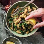 Ricardo Larrivée Instagram – Chaque mercredi, on vous présente une nouvelle recette économique à adopter! Voici notre première recette de pâtes au ragoût de porc à la mijoteuse parfaite pour les journées froides d’hiver. On utilise la mijoteuse pour gagner du temps, en ajoutant généreusement de l’ail à accompagner de pâtes et d’épinards. Facile à réaliser pour les repas de semaine pressés ! 🧄✨

Lien dans le profil (@ricardocuisine) pour la recette.