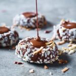 Ricardo Larrivée Instagram - Le chocolat se marie à merveille avec d’autres saveurs gourmandes, telles qu’amande, agrume, noix de coco, caramel et menthe, pour offrir d’envoûtants desserts. Découvrez tous ces délicieux combos dans le dernier magazine en kiosque (p. 90), aussi disponible pour les abonné·e·s du magazine sur notre site Web. 🍫 Lien dans le profil (@ricardocuisine) pour en savoir plus sur nos offres d'abonnement.