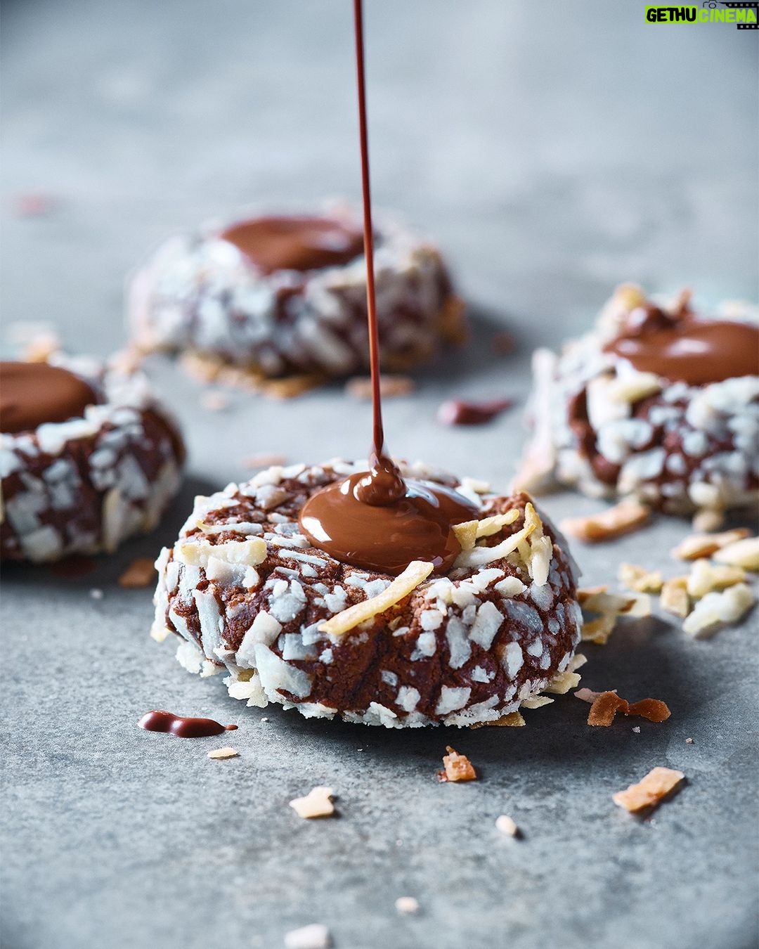 Ricardo Larrivée Instagram - Le chocolat se marie à merveille avec d’autres saveurs gourmandes, telles qu’amande, agrume, noix de coco, caramel et menthe, pour offrir d’envoûtants desserts. Découvrez tous ces délicieux combos dans le dernier magazine en kiosque (p. 90), aussi disponible pour les abonné·e·s du magazine sur notre site Web. 🍫 Lien dans le profil (@ricardocuisine) pour en savoir plus sur nos offres d'abonnement.