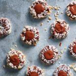 Ricardo Larrivée Instagram - Le chocolat se marie à merveille avec d’autres saveurs gourmandes, telles qu’amande, agrume, noix de coco, caramel et menthe, pour offrir d’envoûtants desserts. Découvrez tous ces délicieux combos dans le dernier magazine en kiosque (p. 90), aussi disponible pour les abonné·e·s du magazine sur notre site Web. 🍫 Lien dans le profil (@ricardocuisine) pour en savoir plus sur nos offres d'abonnement.