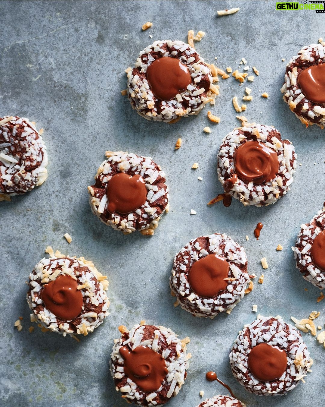Ricardo Larrivée Instagram - Le chocolat se marie à merveille avec d’autres saveurs gourmandes, telles qu’amande, agrume, noix de coco, caramel et menthe, pour offrir d’envoûtants desserts. Découvrez tous ces délicieux combos dans le dernier magazine en kiosque (p. 90), aussi disponible pour les abonné·e·s du magazine sur notre site Web. 🍫 Lien dans le profil (@ricardocuisine) pour en savoir plus sur nos offres d'abonnement.