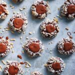 Ricardo Larrivée Instagram - Le chocolat se marie à merveille avec d’autres saveurs gourmandes, telles qu’amande, agrume, noix de coco, caramel et menthe, pour offrir d’envoûtants desserts. Découvrez tous ces délicieux combos dans le dernier magazine en kiosque (p. 90), aussi disponible pour les abonné·e·s du magazine sur notre site Web. 🍫 Lien dans le profil (@ricardocuisine) pour en savoir plus sur nos offres d'abonnement.