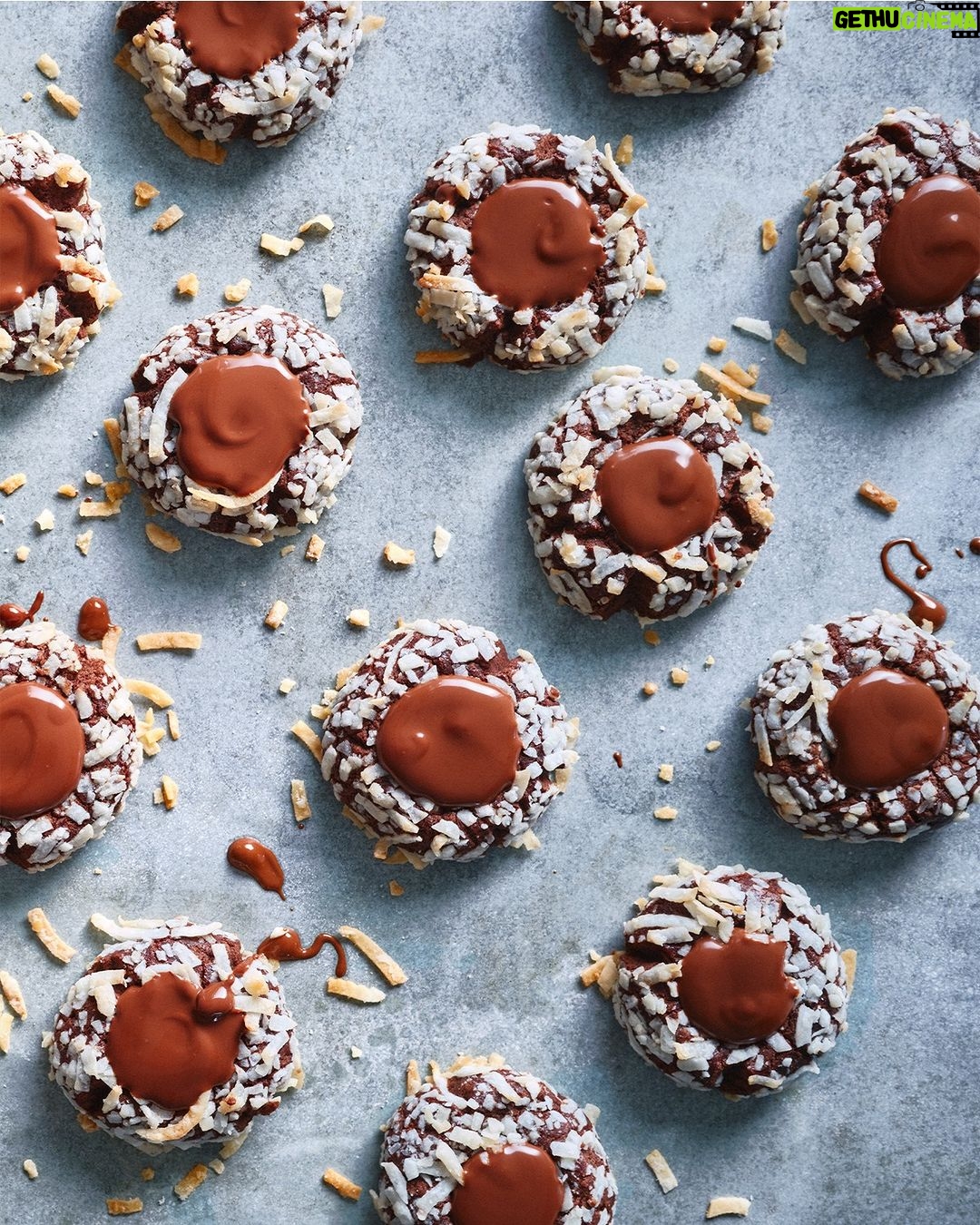 Ricardo Larrivée Instagram - Le chocolat se marie à merveille avec d’autres saveurs gourmandes, telles qu’amande, agrume, noix de coco, caramel et menthe, pour offrir d’envoûtants desserts. Découvrez tous ces délicieux combos dans le dernier magazine en kiosque (p. 90), aussi disponible pour les abonné·e·s du magazine sur notre site Web. 🍫 Lien dans le profil (@ricardocuisine) pour en savoir plus sur nos offres d'abonnement.
