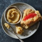 Ricardo Larrivée Instagram - Le chocolat se marie à merveille avec d’autres saveurs gourmandes, telles qu’amande, agrume, noix de coco, caramel et menthe, pour offrir d’envoûtants desserts. Découvrez tous ces délicieux combos dans le dernier magazine en kiosque (p. 90), aussi disponible pour les abonné·e·s du magazine sur notre site Web. 🍫 Lien dans le profil (@ricardocuisine) pour en savoir plus sur nos offres d'abonnement.