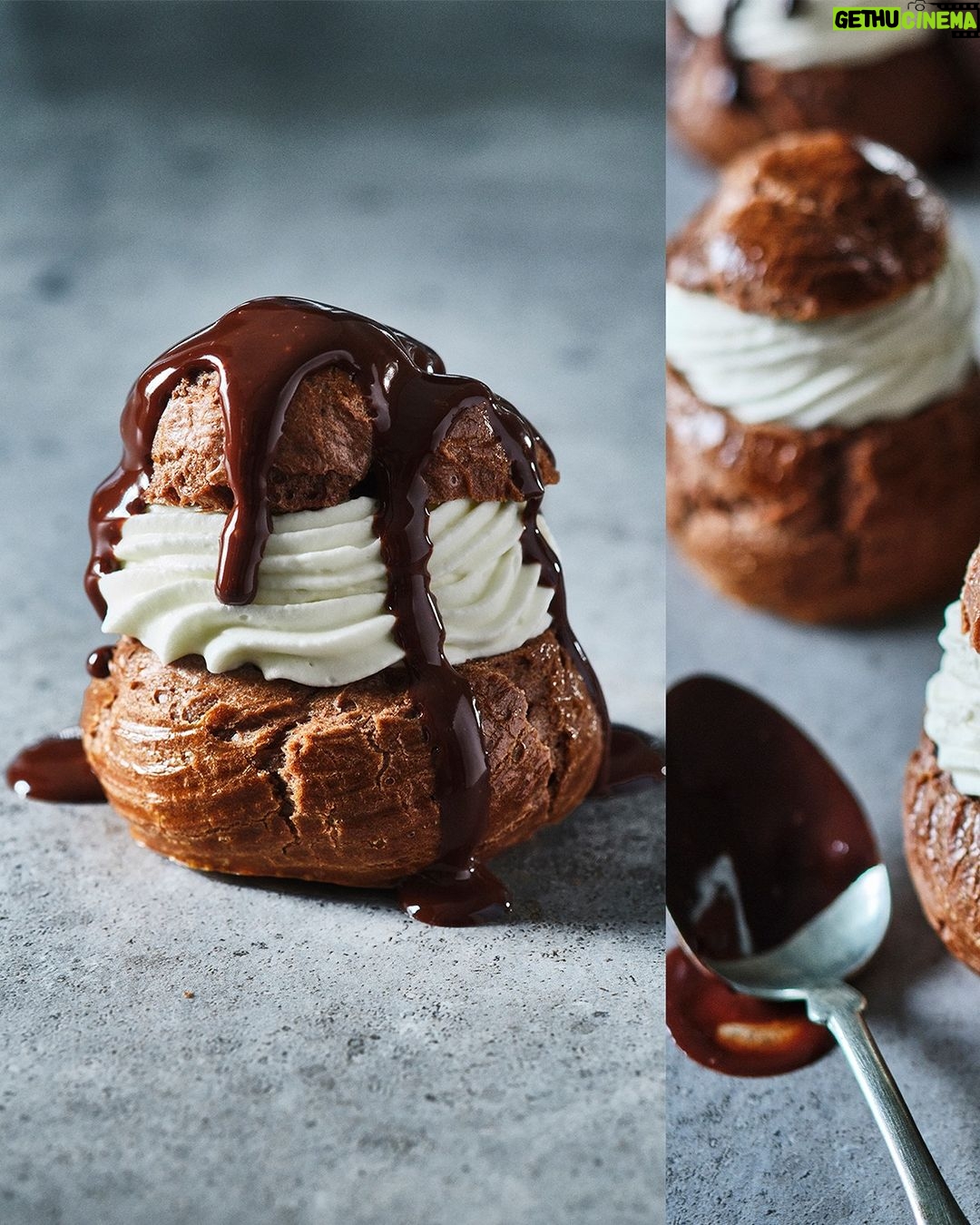 Ricardo Larrivée Instagram - Le chocolat se marie à merveille avec d’autres saveurs gourmandes, telles qu’amande, agrume, noix de coco, caramel et menthe, pour offrir d’envoûtants desserts. Découvrez tous ces délicieux combos dans le dernier magazine en kiosque (p. 90), aussi disponible pour les abonné·e·s du magazine sur notre site Web. 🍫 Lien dans le profil (@ricardocuisine) pour en savoir plus sur nos offres d'abonnement.