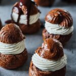 Ricardo Larrivée Instagram - Le chocolat se marie à merveille avec d’autres saveurs gourmandes, telles qu’amande, agrume, noix de coco, caramel et menthe, pour offrir d’envoûtants desserts. Découvrez tous ces délicieux combos dans le dernier magazine en kiosque (p. 90), aussi disponible pour les abonné·e·s du magazine sur notre site Web. 🍫 Lien dans le profil (@ricardocuisine) pour en savoir plus sur nos offres d'abonnement.