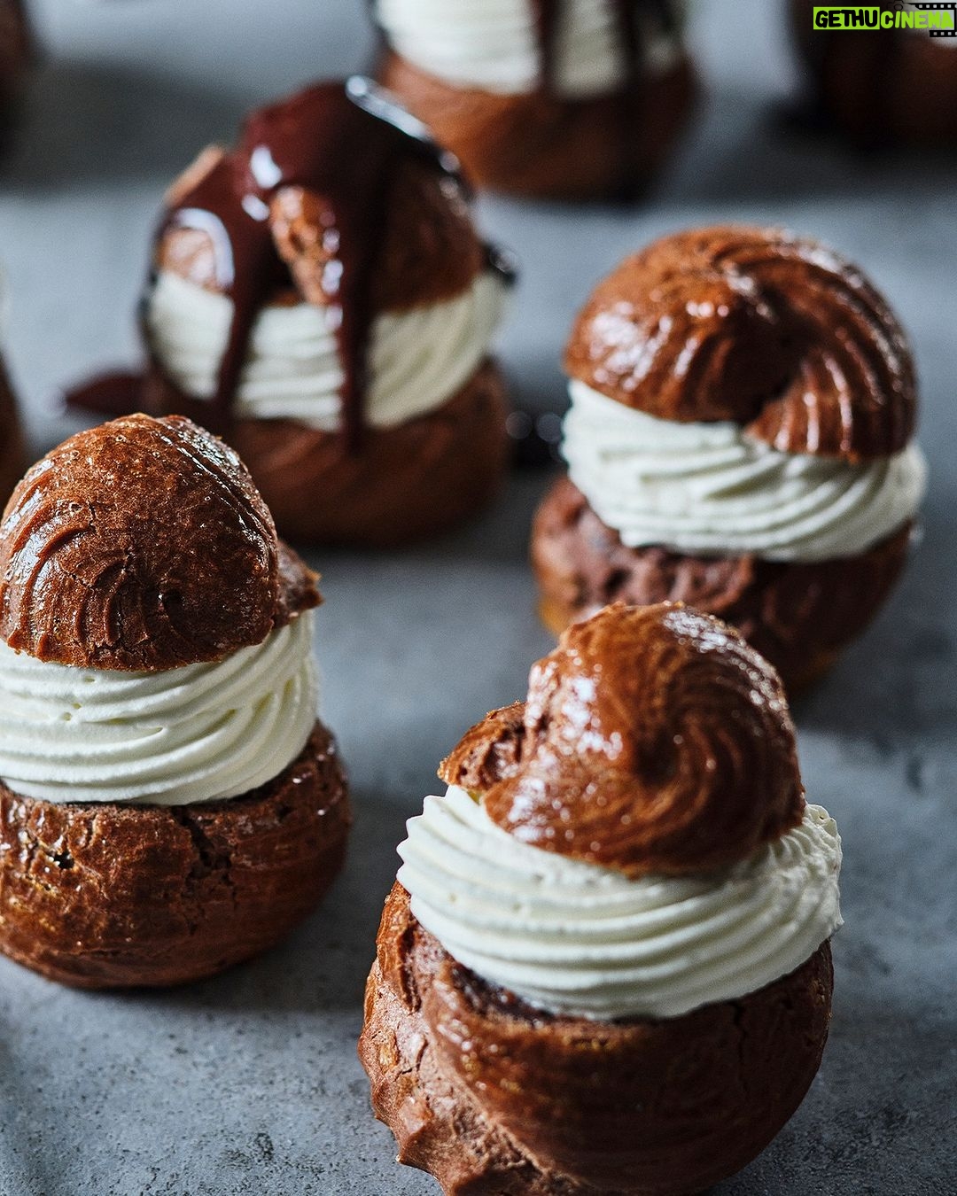 Ricardo Larrivée Instagram - Le chocolat se marie à merveille avec d’autres saveurs gourmandes, telles qu’amande, agrume, noix de coco, caramel et menthe, pour offrir d’envoûtants desserts. Découvrez tous ces délicieux combos dans le dernier magazine en kiosque (p. 90), aussi disponible pour les abonné·e·s du magazine sur notre site Web. 🍫 Lien dans le profil (@ricardocuisine) pour en savoir plus sur nos offres d'abonnement.