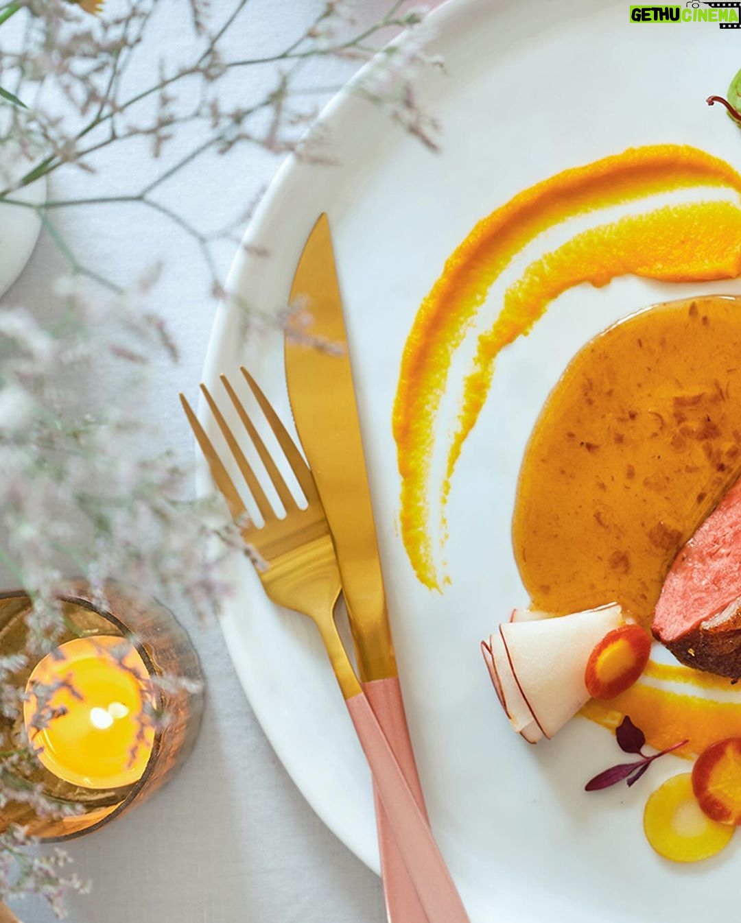 Ricardo Larrivée - 352 Likes - Envie d’une soirée de Saint-Valentin tout en douceur à la maison? Pour un souper réussi, voici un menu pour deux personnes, créé par la talentueuse cheffe Isabelle Deschamps Plante! 🍽️💝
📷: Cocktails au jasmin et à la cerise / Magret de canard au miel et aux épices, purée de carottes et sauce à la pomme / Gâteau de la Saint-Valentin au chocolat et aux framboises
Lien dans le profil (@ricardocuisine) pour lire l’article.
_________
Feel like a lovely quiet Valentine’s Day at home? For a successful dinner, here’s a menu for two, created by our chef Isabelle Deschamps Plante! 🍽️💝
📷: Jasmine and Cherry Cocktail / Honey-Spice Duck Breast with Carrot Purée and Apple Sauce / Valentine’s Day Chocolate and Raspberry Cake
Link in the profile (@ricardocuisine) to read the article.
