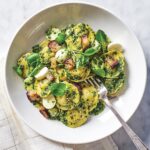 Ricardo Larrivée Instagram – L’hiver, on cherche toujours des façons d’économiser de l’énergie. Et ça commence en cuisine! En collaboration avec @hiloenergie, voici 10 recettes qui prennent 10 minutes ou moins de cuisson. Une belle façon collective de réduire sa consommation d’électricité dans cette pièce centrale.

📷 : Salade de roquette à la truite et aux betteraves jaunes / Raviolis au pesto de kale / Morue poêlée, couscous au pesto et au pamplemousse / Salade panzanella aux légumineuses et au poulet / Sauté d’aubergines, de tofu et de concombres à l’arachide

Lien dans le profil (@ricardocuisine) pour lire l’article.