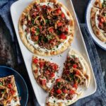 Ricardo Larrivée Instagram – Ces pizzas garnies d’une sauce au yogourt 0% citronnée, de boeuf haché et de poivrons, en collaboration avec @oikos_canada, seront assurément de la partie pendant la finale de la ligue de football américain

📷 : Pizzas au bœuf et au poivron

Lien dans le profil (@ricardocuisine) pour la recette.