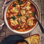 Ricardo Larrivée Instagram - Pour se donner du courage et s’aider à traverser les derniers mois d’hiver, la solution est de cuisiner des repas réconfortants ! Au menu de cette semaine : du tofu à l’orange, une soupe généreuse à la saucisse, de la pizza et bien plus encore. 🍽️: Tofu au gingembre et à l’orange / Papperdelles au saumon et aux shiitakes / Soupe aux saucisses et aux haricots blancs, croûtons au parmesan / Hamburger steak aux champignons / Pizzas au poulet sur pains naans Lien dans le profil (@ricardocuisine) pour voir le menu. _________ To gather courage and help get through the final months of winter, the solution is to cook comforting meals! On this week’s menu: orange tofu, a hearty sausage soup, pizza, and much more. 🍽️: Ginger and Orange-Glazed Tofu / Pappardelle with Salmon and Shiitake Mushrooms / Sausage and White Bean Soup with Parmesan Croutons / Hamburger Steak with Mushrooms / Chicken Naan Pizzas Link in the profile (@ricardocuisine) to view the menu.