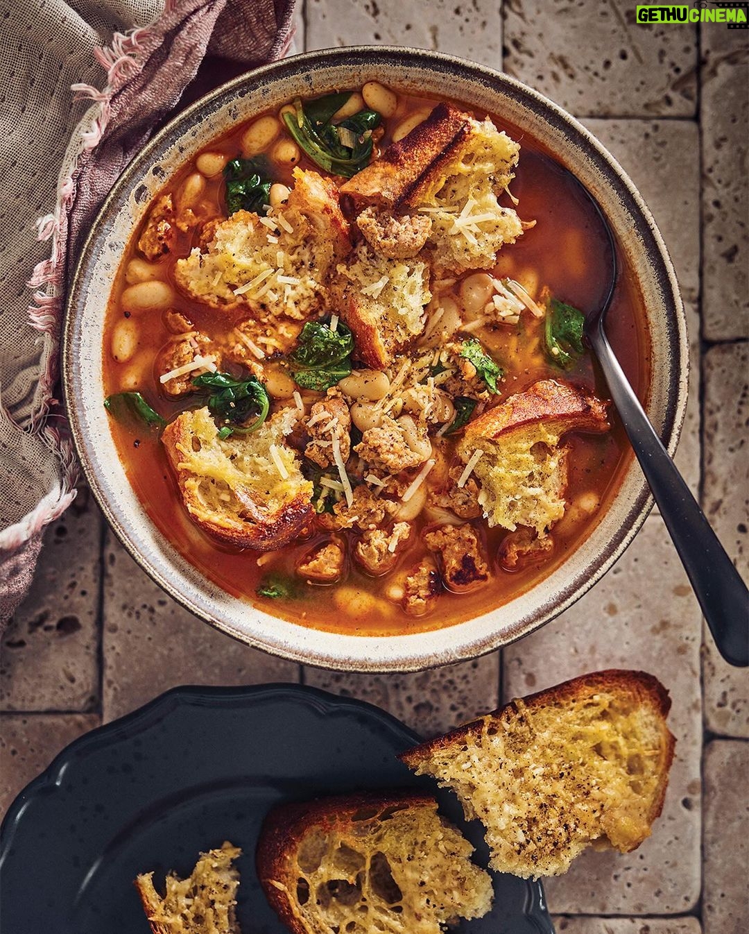 Ricardo Larrivée - 405 Likes - Pour se donner du courage et s’aider à traverser les derniers mois d’hiver, la solution est de cuisiner des repas réconfortants ! Au menu de cette semaine : du tofu à l’orange, une soupe généreuse à la saucisse, de la pizza et bien plus encore.
🍽️: Tofu au gingembre et à l’orange / Papperdelles au saumon et aux shiitakes / Soupe aux saucisses et aux haricots blancs, croûtons au parmesan / Hamburger steak aux champignons / Pizzas au poulet sur pains naans
Lien dans le profil (@ricardocuisine) pour voir le menu.
_________
To gather courage and help get through the final months of winter, the solution is to cook comforting meals! On this week’s menu: orange tofu, a hearty sausage soup, pizza, and much more.
🍽️: Ginger and Orange-Glazed Tofu / Pappardelle with Salmon and Shiitake Mushrooms / Sausage and White Bean Soup with Parmesan Croutons / Hamburger Steak with Mushrooms / Chicken Naan Pizzas
Link in the profile (@ricardocuisine) to view the menu.