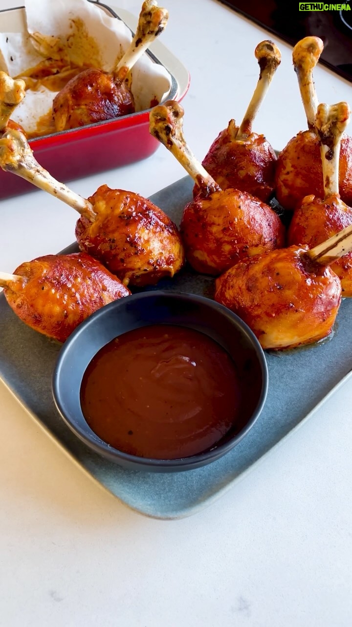 Ricardo Larrivée Instagram - Des pilons de poulet «lollipop», c’est tout ce qu’on veut grignoter en regardant un match sportif devant la télé. Découvrez comment cuisiner cette recette, en collaboration avec @alimentsqc et Conseil québécois de la transformation de la volaille. 📷 : Pilons de poulet «lollipop» Lien dans le profil (@ricardocuisine) pour la recette.