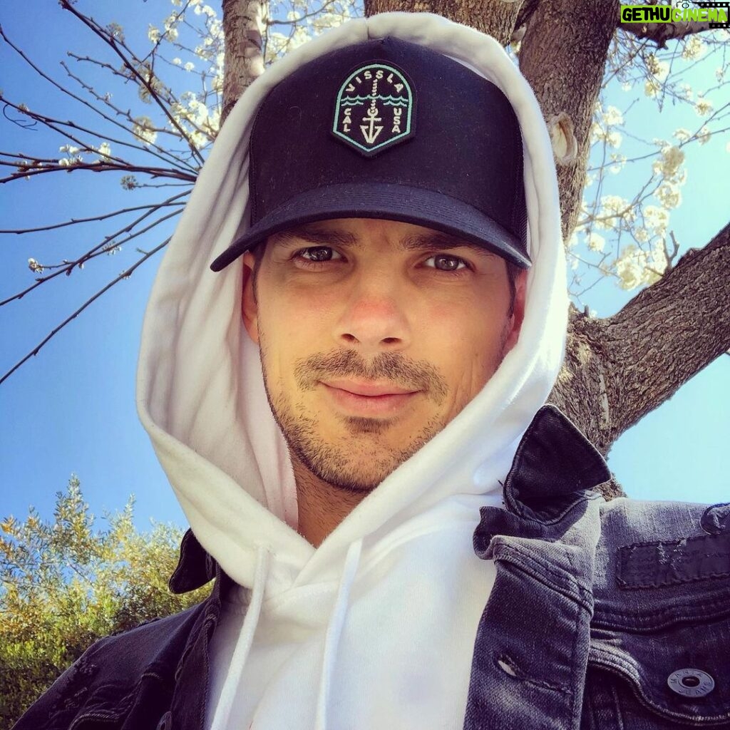 Rick Malambri Instagram - I hope you all are safe and in good health. It’s very important for all of us, of all ages, to be doing our part in practicing social distancing. But it’s also important, with all of this time in isolation, to take a moment to step outside, go for a walk, get some fresh air. Responsibly, of course. 😉 Stay fresh, stay balanced, stay positive. We will all get through this together! ❤️🤘🏼