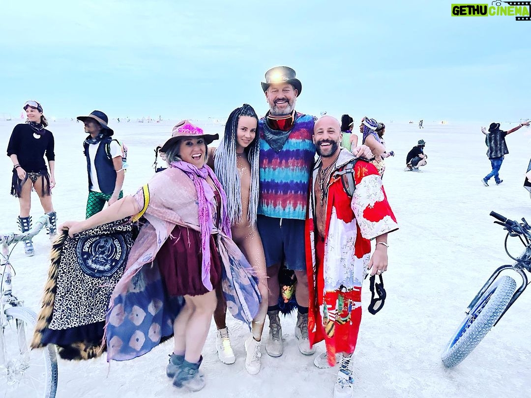 Ricki Lake Instagram - A photo dump from the greatest place on earth. It was wild. It was magical. It was hard. And I can’t wait to go back. Turns out- Ross is a burner! He loved it. 🔥🔥🔥♥️ #burningman #bestburnever Burning Man