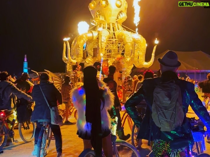 Ricki Lake Instagram - A photo dump from the greatest place on earth. It was wild. It was magical. It was hard. And I can’t wait to go back. Turns out- Ross is a burner! He loved it. 🔥🔥🔥♥ #burningman #bestburnever Burning Man